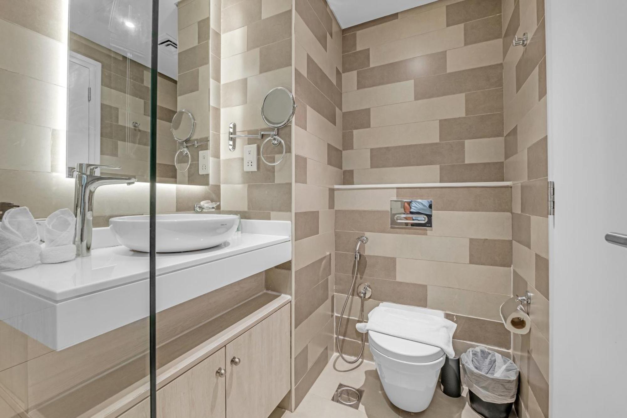 Serene Palm - Rooftop Infinity Pool & Private Access Apartment *